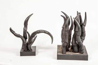 null Luc MERTENS (1913-2004).
Hécatombes. 
Deux sculptures en orme et cornes peints...