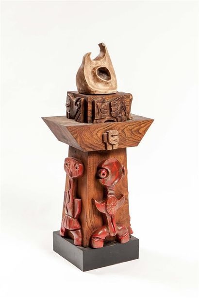 null Luc MERTENS (1913-2004).
Totem.
Sculpture en bois et plâtre peint. 
H. totale :...