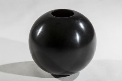 null Vase boule en résine noir. 
H : 30 cm. D : 30 cm.

État d'usage.