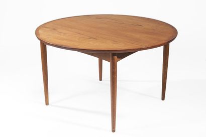 null Travail danois des années 1960.
Table basse circulaire en bois de placage reposant...