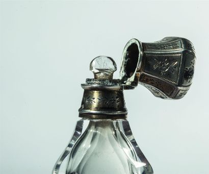  Flacon à sels en argent (925/1000e) et en verre de forme violonnée, le bouchon à...