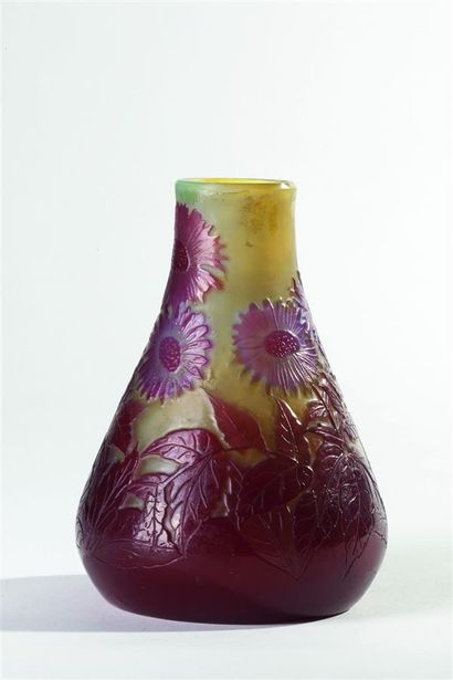  Établissements GALLÉ. Petit vase conique à col en verre double couche à décor de...