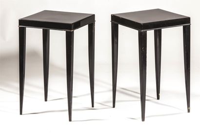 null Michel ROUX-SPITZ (1888-1957).

Deux tables carrés en bois laqué noir, la ceinture...