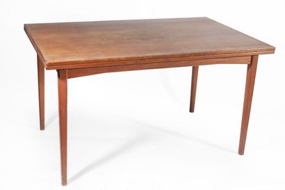 null Travail suédois des années 1960.
Table de salle à manger rectangulaire en bois...