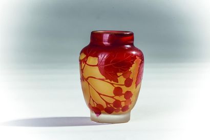  Établissements GALLÉ. Vase miniature ovoïde à col droit et talon en verre double...