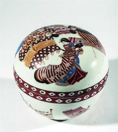 null Boîte ronde en porcelaine émaillée polychrome à décor de guerriers et geishas...