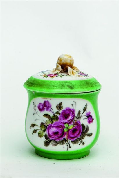 null SEVRES.
Pot à crème en porcelaine à décor de fleurs, sur fond vert. Signé sous...