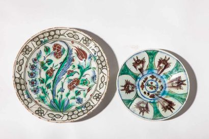 null Plat Iznik et coupe Kütahya en céramique polychrome.
Turquie, époque XVIIe (plat)...