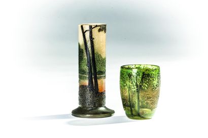 null LEGRAS. 
Vase miniature cylindrique sur large piédouche, en verre à décor dégagé...