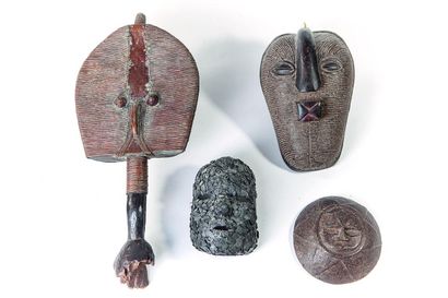 null Ensemble de quatre masques africain en bois et cuivre.
Format divers. Format...