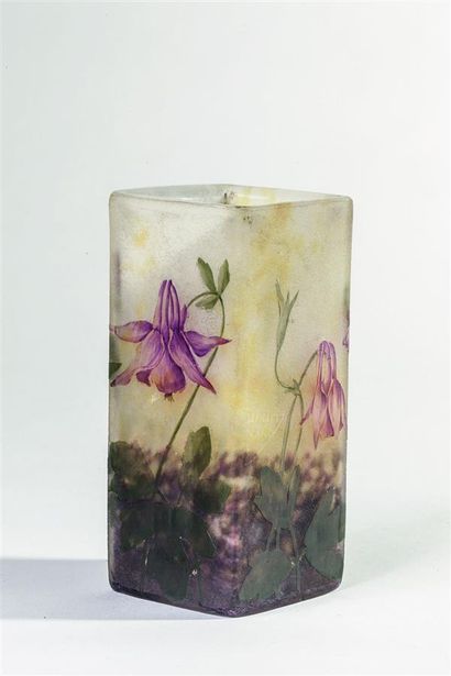 null DAUM à Nancy.
Vase à section carrée en verre marmoréen à décor de fushias épanouies...