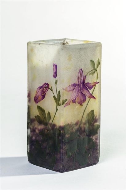 null DAUM à Nancy.
Vase à section carrée en verre marmoréen à décor de fushias épanouies...