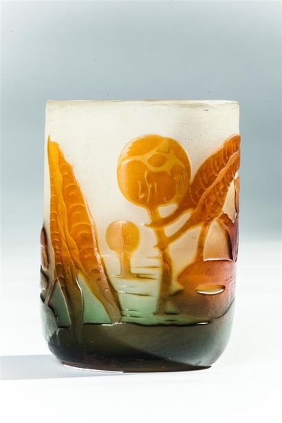  Établissements GALLÉ. Vase miniature cylindrique en verre triple couche à décor...