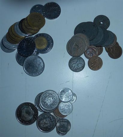 null Ensemble de 106 pièces de Monnaies Etrangères, diverses époques - Souvenirs...