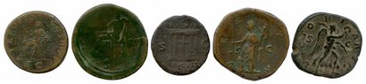 null Lot de cinq bronzes romains (sesterces et dupondius et as) : Trajan, Domitien,...