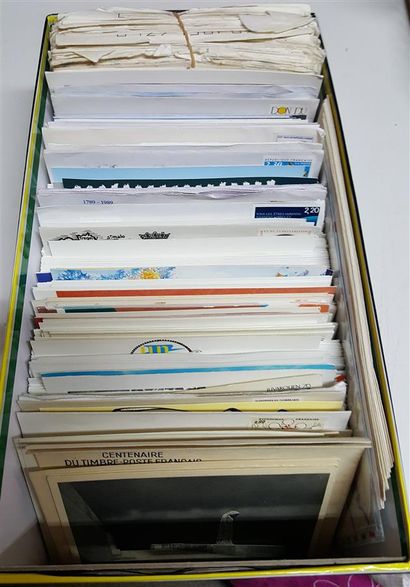 null °/*/**. 4 Boites & 2 Albums. Enveloppes 1er Jours France + Divers + Anciens...