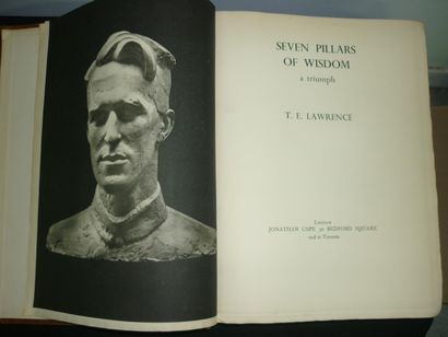 null LAWRENCE (Thomas). Seven pillars of Wisdom. London, Jonathan Cape, s. d.,(1935),...