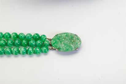 null Parure en métal et pierre verte sculptée comprenant collier de perles sur deux...