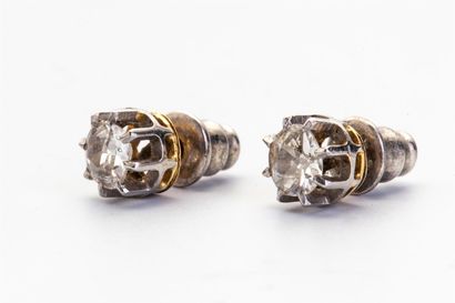 null Paire de boutons d'oreille en or deux tons 18k (750/1000e) ornée d'un diamant...