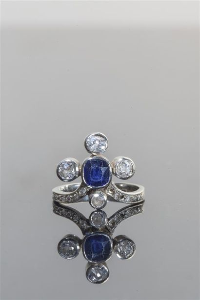 null Bague en or gris 18k (750/1000e) ornée d'une pierre bleue dans un entourage...