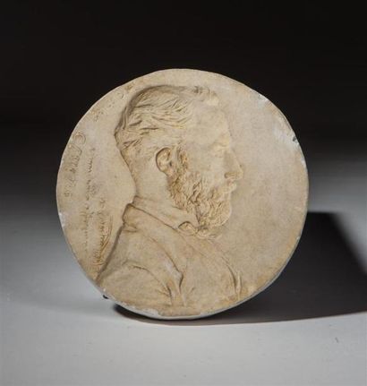 null 3 Moules en Plâtre représentant : un homme en buste " Victor Thiebaut ", signé...