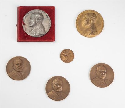 null 6 Médailles bronze dont une couleur Or - Banque et Assurances.
2-Médailles une...