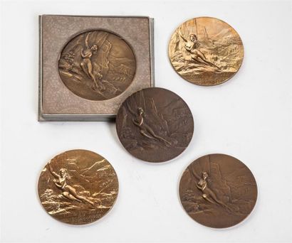 null 5 Médailles bronze dont 2 couleur Or brillante. Exposition Internationale de...