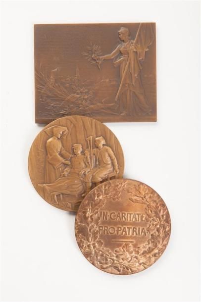 null 1 Plaquette et 2 Médailles bronze - Militaria.
1-Plaquette représentant le Lieutenant...