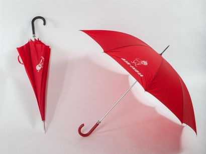 null AIR INDIA.
Deux parapluies entissus rouge à motif du petit "Maharaja". Un à...