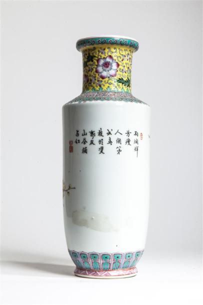 null CHINE, XXème siècle.
Vase en porcelaine polychrome à décor d'oiseaux branchés...