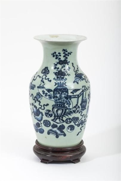null Vase balustre en porcelaine bleu blanc à décor d'objets mobiliers, sur socle...