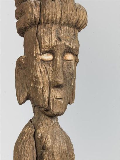 null Sculpture funéraire "Hempatong" représentant un personnage debout aux yeux incrustés...