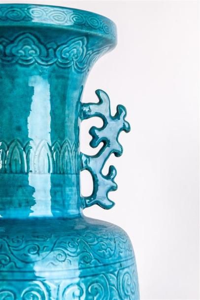 null CHINE.
Deux vases rouleaux en porcelaine à glaçure bleue à décor gravé de poissons...