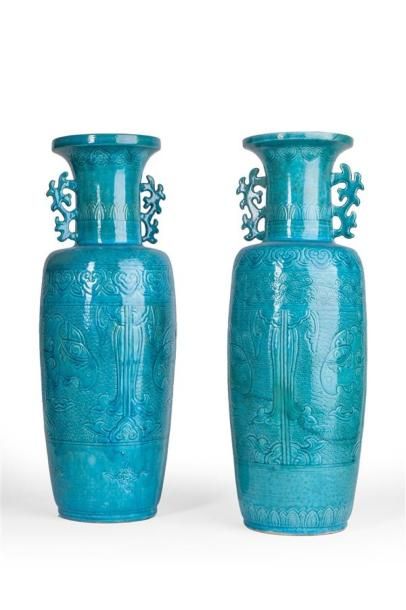 null CHINE.
Deux vases rouleaux en porcelaine à glaçure bleue à décor gravé de poissons...