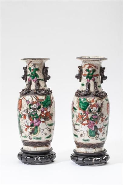null CHINE, NANKIN.
Paire de vases balustres en porcelaine à décor polychrome sur...