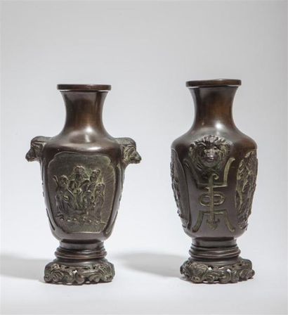 null CHINE.
Paire de vases de forme balustre en bronze à patine brune décoré en léger...