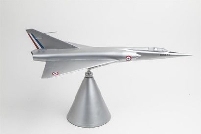 null MIRAGE IV- DASSAULT 
Grande maquette de bombardier en métal peint, présenté...