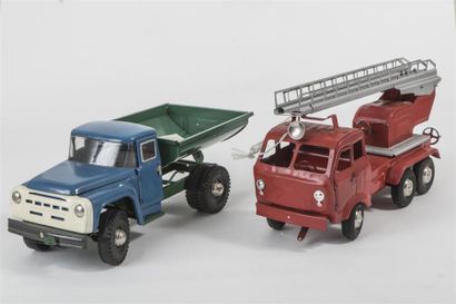null Deux camions production russe en tôle peinte 1960, environ 60 cm, à mécanisme...