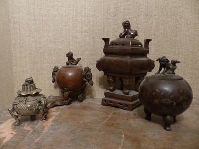 null Ensemble de quatre brûle-parfums en bronze et métal à décor d'animaux fantastiques.
Chine,...