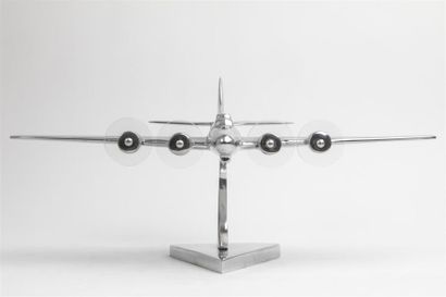 null Boieng B17 Fortress.
Maquette en aluminium poli du bombardier américain Boeing,...