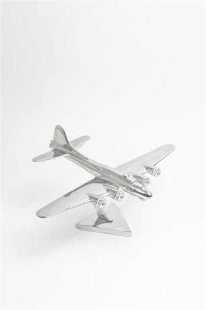 null Boieng B17 Fortress.
Maquette en aluminium poli du bombardier américain Boeing,...