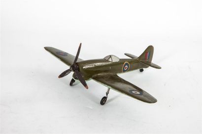null Hawker "Typhoon"
Maquette en bois peint.
L : 20 cm.