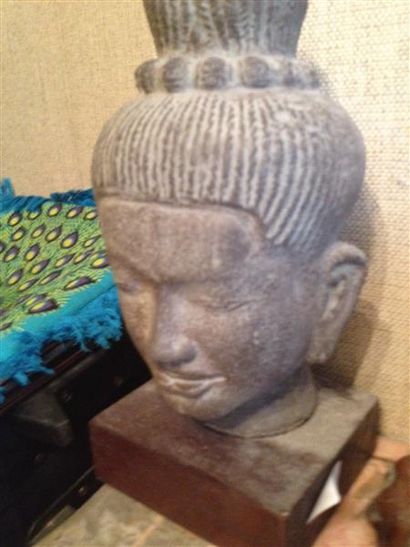 null Deux têtes de bouddha en pierre, socle en bois.
Asie, XXème siècle. 
Haut.:...