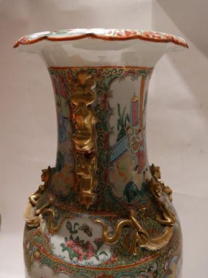 CHINE- CANTON Paire de vases balustres en porcelaine de Canton à décor polychrome...