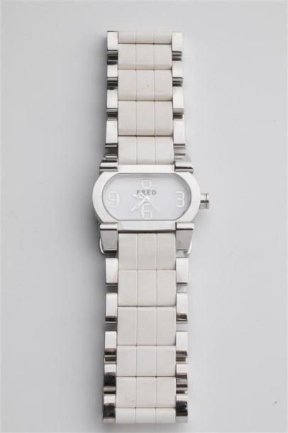 null FRED
Move one. Montre bracelet en acier de forme ovale, cadran blanc, chiffres...