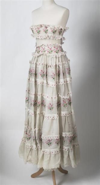 null ANONYME circa 50-60
Robe bustier blanche rebrodée de fleurs roses, agrémentée...