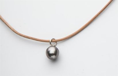 null Collier en cuir camel orné d'une perle de Tahiti. 
Diam.: 9 mm.
