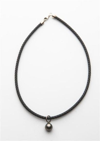 null Collier en cuir tressé noir orné d'une perle de Tahiti.
Diam.: 11mm. 