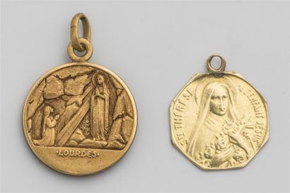 null Médaille de baptême de Lourdes en or jaune 9k.

On y joint : Médaille de Sainte...