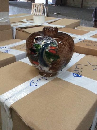 null Suiveur de Claude MORIN (XXème siècle). 
Vase ovoïde en verre double couche...